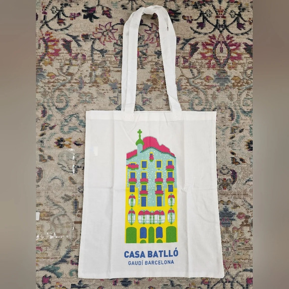 NWT, Casa Batlloʻ Gaudi Barcelona, White Graphic, Tote, bought at the Lo… - Picture 1 of 11